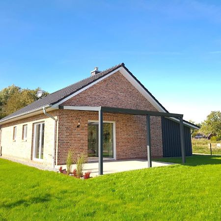 Haus Kustenbrise: Coastal Pet-Friendly Retreat with Garden, Sauna, and Fireplace Schweiburg Exterior photo