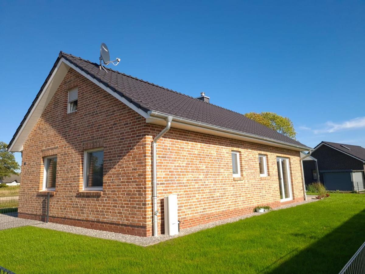 Haus Kustenbrise: Coastal Pet-Friendly Retreat with Garden, Sauna, and Fireplace Schweiburg Exterior photo
